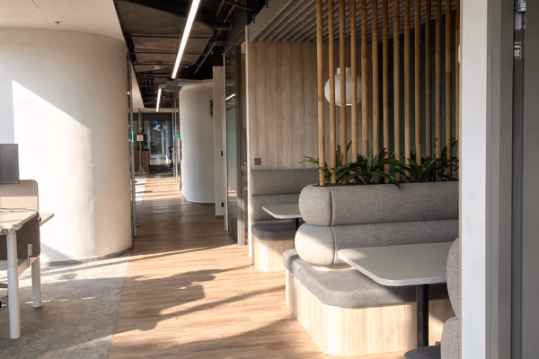 Lounge a společné prostory kanceláří Aeven po pravidelném úklidu