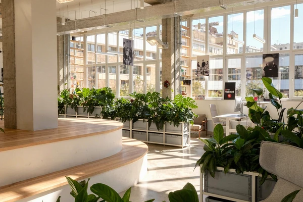 Odpočinková a společná zóna v kancelářích Aeven po profesionálním úklidu