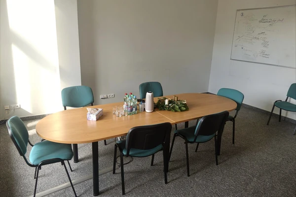 Pracovní zóna vshosting po úklidu kanceláří a společných prostor