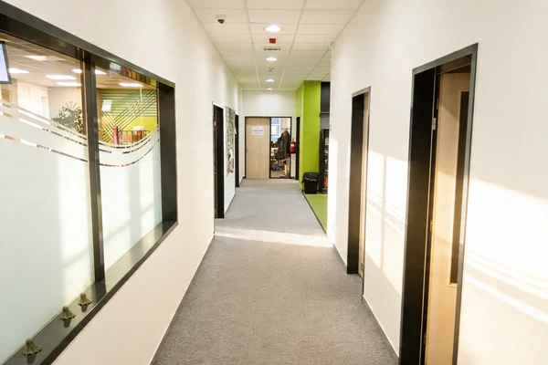 Pracovní zóna vshosting po úklidu kanceláří a společných prostor