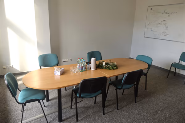 Pracovní zóna vshosting po úklidu kanceláří a společných prostor