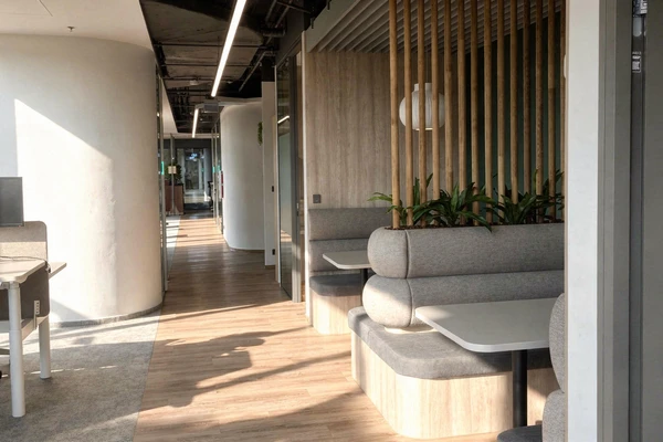 Lounge a společné prostory kanceláří Aeven po pravidelném úklidu