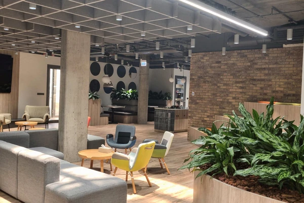 Kuchyňka a společná zóna kanceláří Aeven po úklidu administrativních prostor