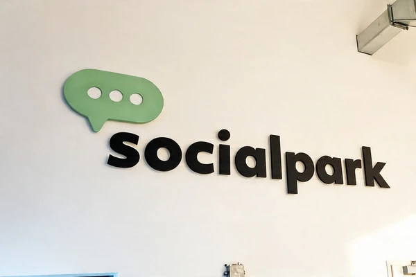 Open space kanceláře socialpark po profesionálním úklidu kancelářských prostor