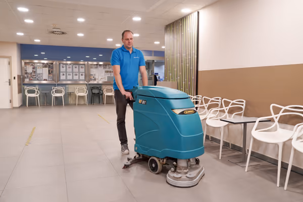 Úklid prodejen, hal a skladů: co řešit u větších provozních ploch