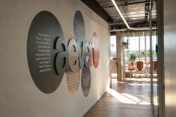 Chodba kanceláří Aeven s firemním brandingem po úklidu kanceláří