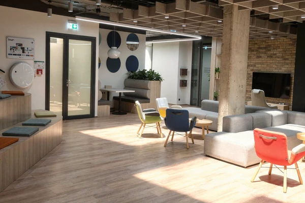 Odpočinková a společná zóna v kancelářích Aeven po profesionálním úklidu