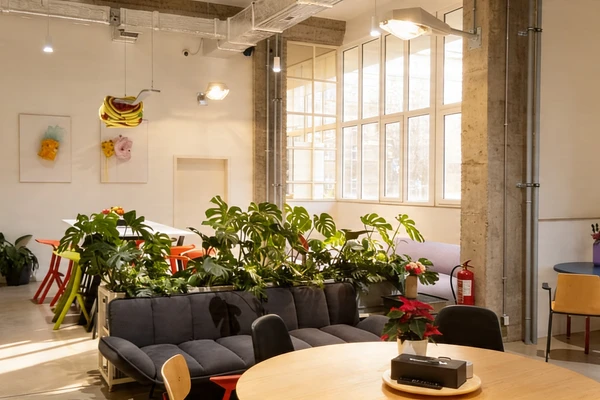 Open space kanceláře socialpark po profesionálním úklidu kancelářských prostor