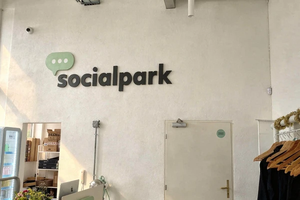 Open space kanceláře socialpark po profesionálním úklidu kancelářských prostor