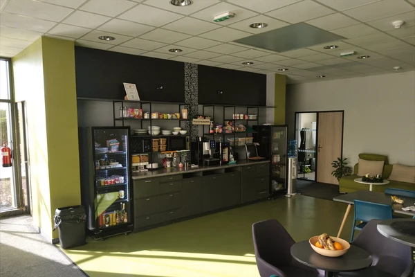 Pracovní zóna vshosting po úklidu kanceláří a společných prostor