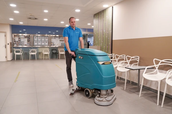Úklid prodejen, hal a skladů: co řešit u větších provozních ploch